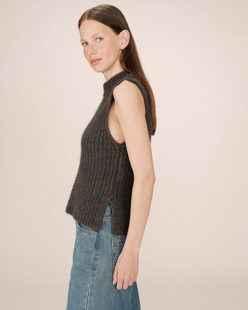 Grace & Mila Sablon Sleeveless Sweater